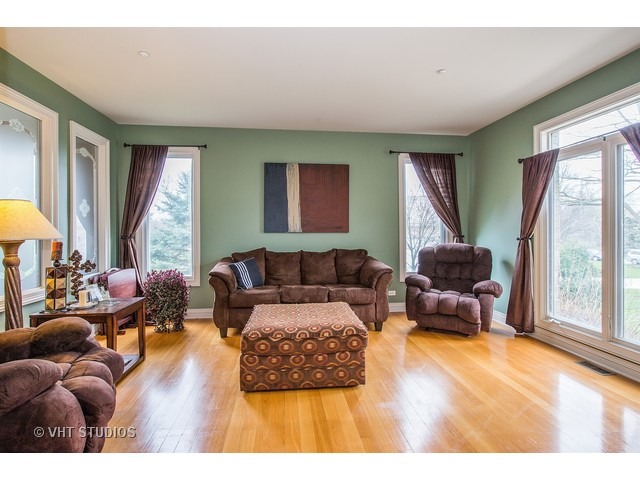 1501 Guthrie Drive Inverness, IL 60067 - Photo 4 of 25