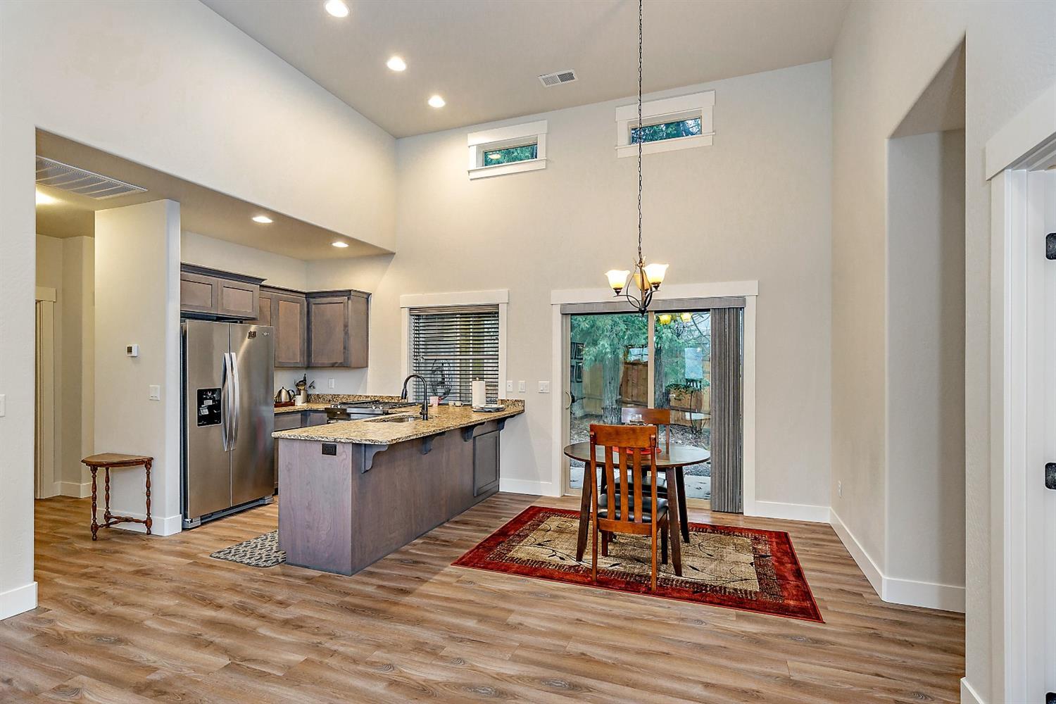 1100 Andrews Road Jacksonville, OR 97530 - Photo 10 of 24 Attractive laminate flooring