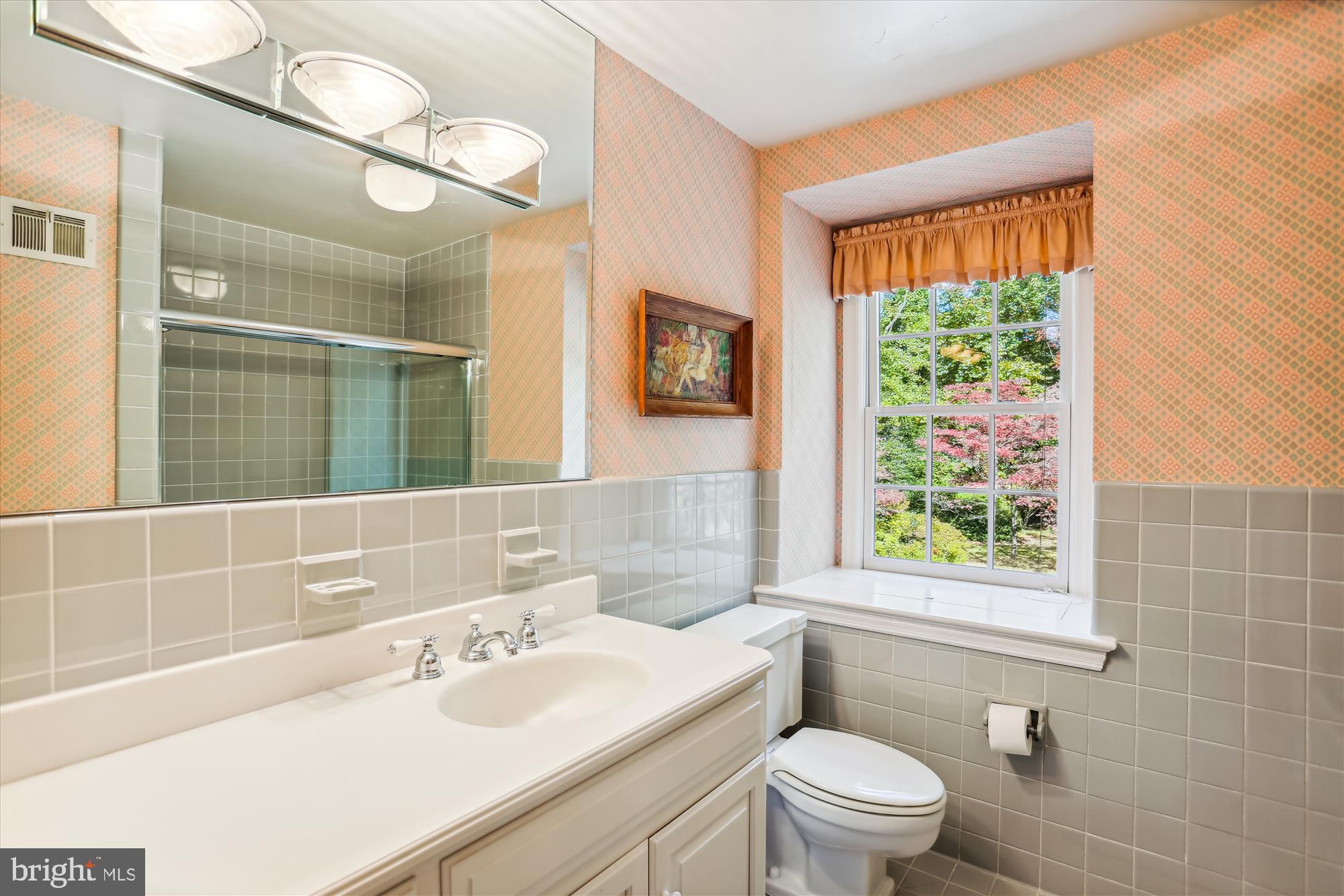 5517 Devon Road Bethesda, MD 20814 - Photo 28 of 61 Upper Level Hall Bathroom