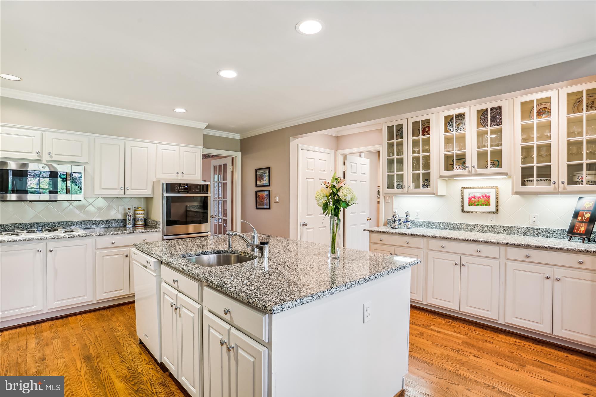 5517 Devon Road Bethesda, MD 20814 - Photo 6 of 61 Large Center Island