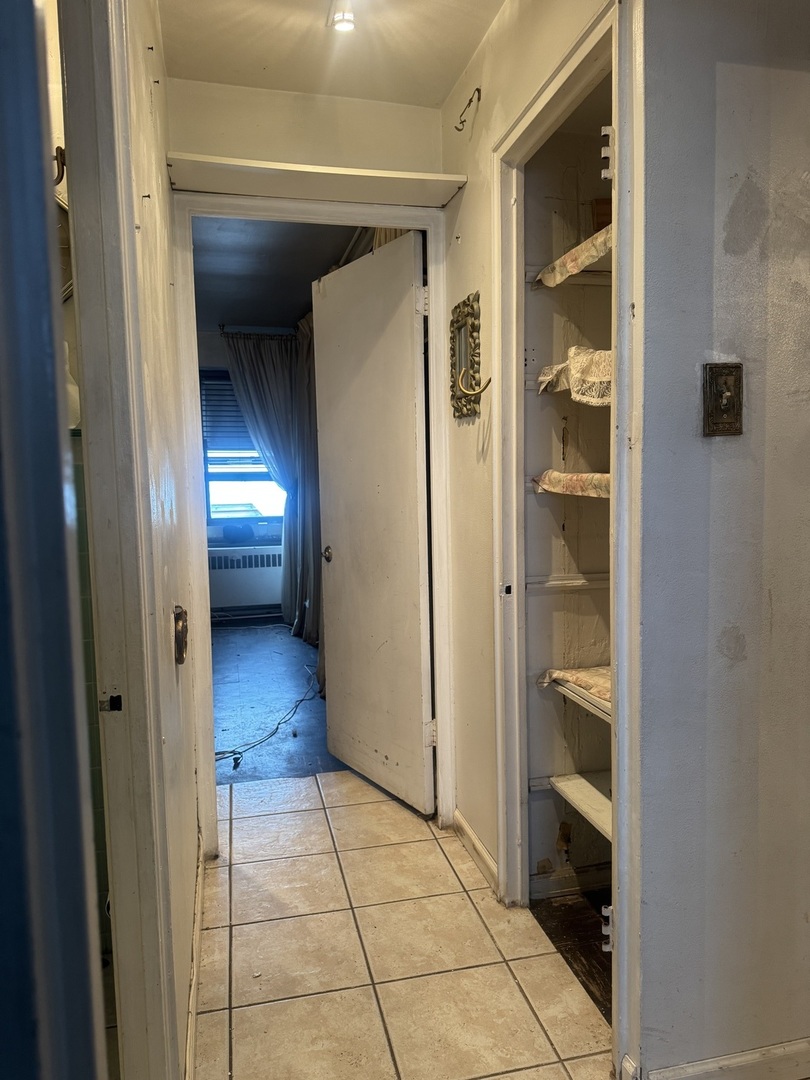 6118 North Sheridan Road, Unit 707 Chicago, IL 60660 - Photo 2 of 5 a view of a hallway