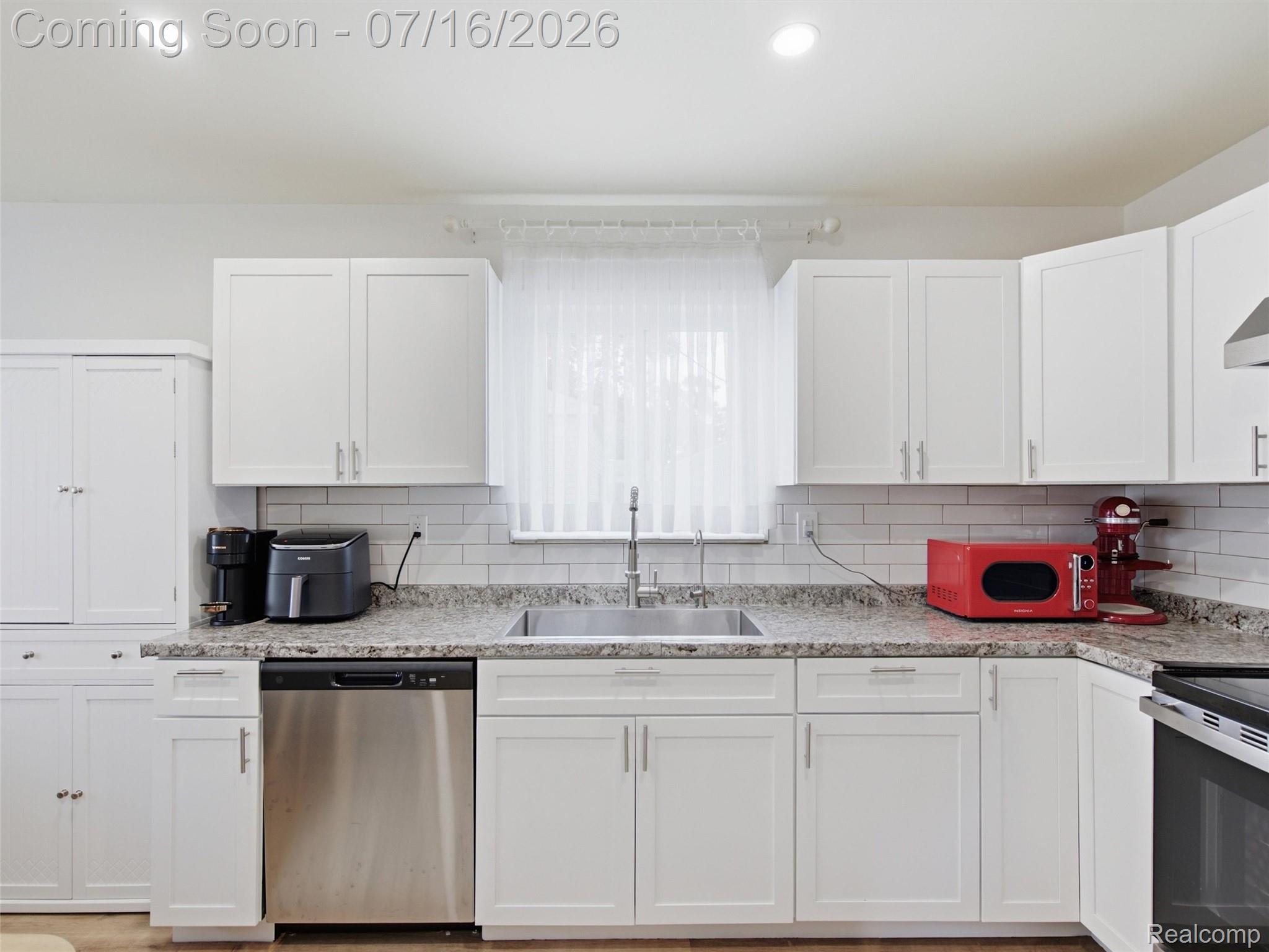 3218 East 14 Mile Road Warren, MI 48092 - Photo 9 of 26 20-DSC08494.jpg