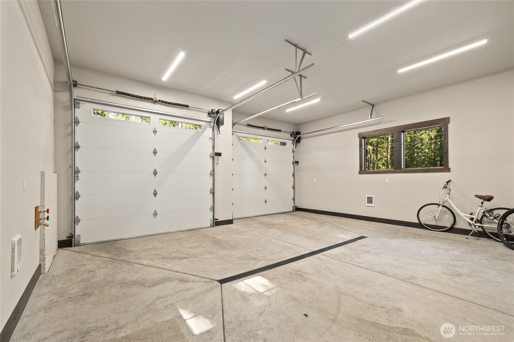 890 Larkspur Loop Cle Elum, WA 98922 - Photo 34 of 40 a view of a garage with furniture