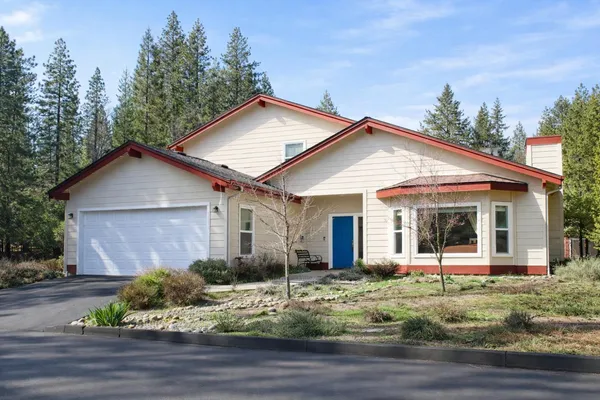 a front view of house with garage and yard