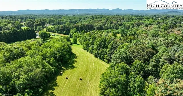 a view of a back yard