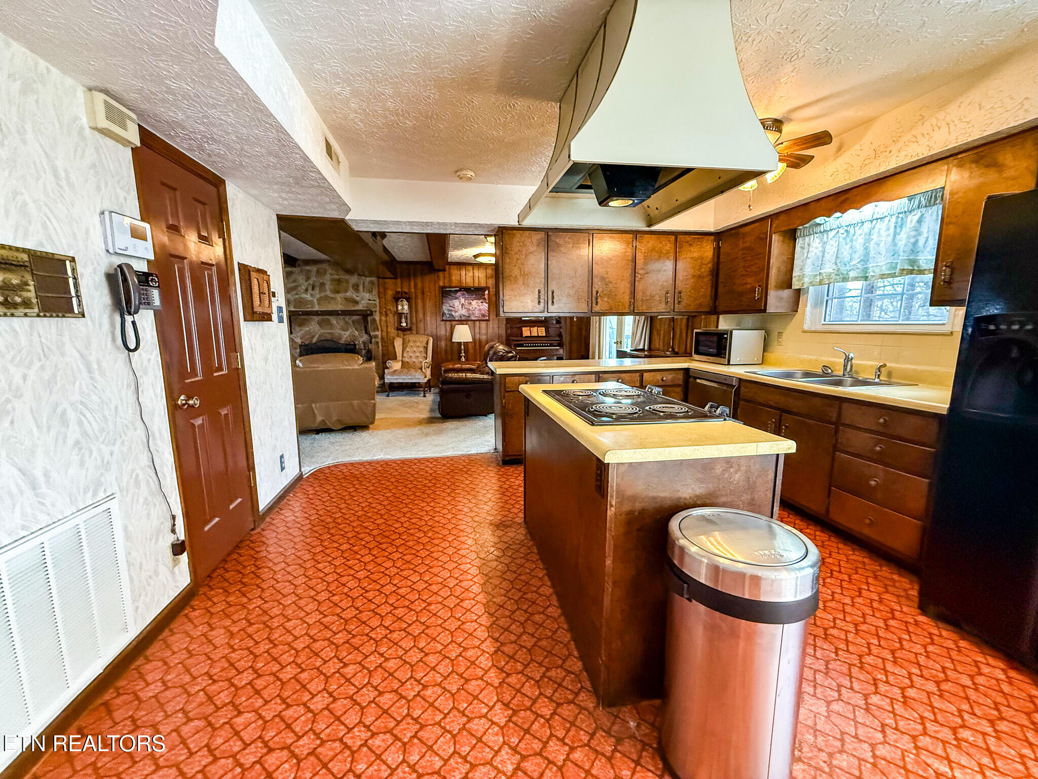 2007 Plumb Ridge Road Knoxville, TN 37932 - Photo 23 of 39 Cooktop in Island