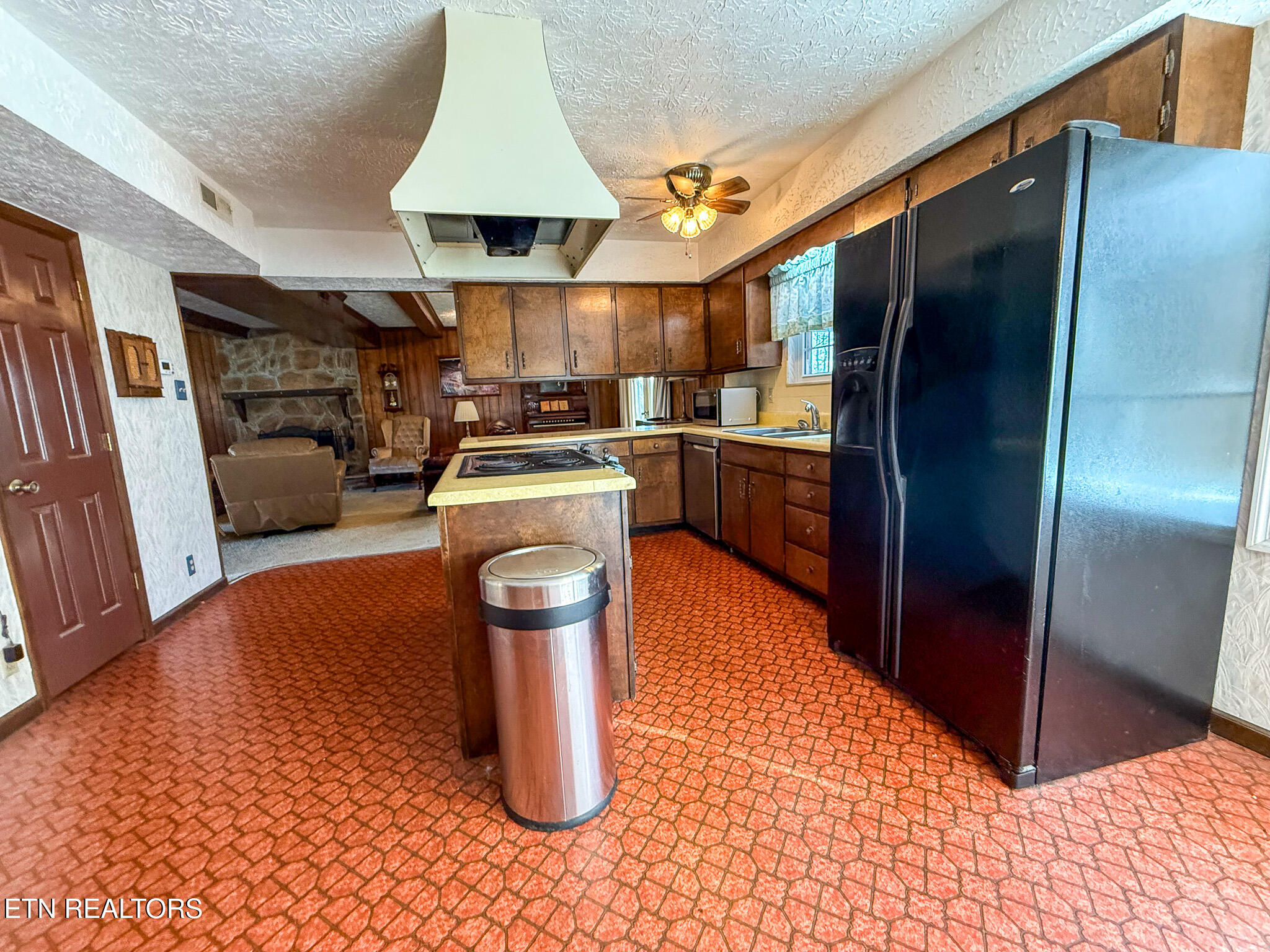 2007 Plumb Ridge Road Knoxville, TN 37932 - Photo 24 of 39 Large Kitchen