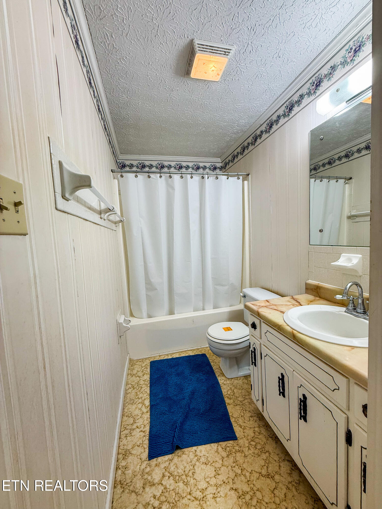 2007 Plumb Ridge Road Knoxville, TN 37932 - Photo 32 of 39 Second Full Bath Upstairs