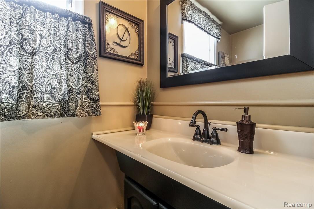 693 Lynndale Court Rochester, MI 48309 - Photo 14 of 22 014-5407012-large.jpg