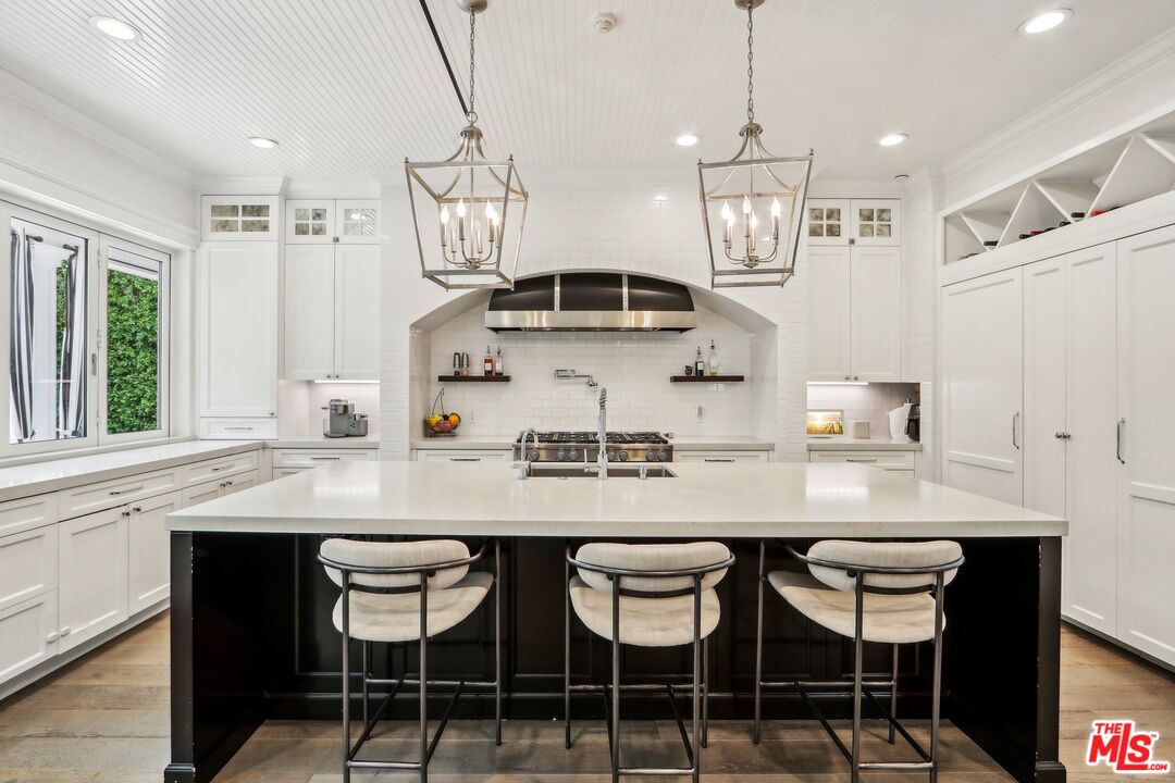 14000 Morrison Street Sherman Oaks, CA 91423 - Photo 12 of 34 a kitchen with a table and chairs in it