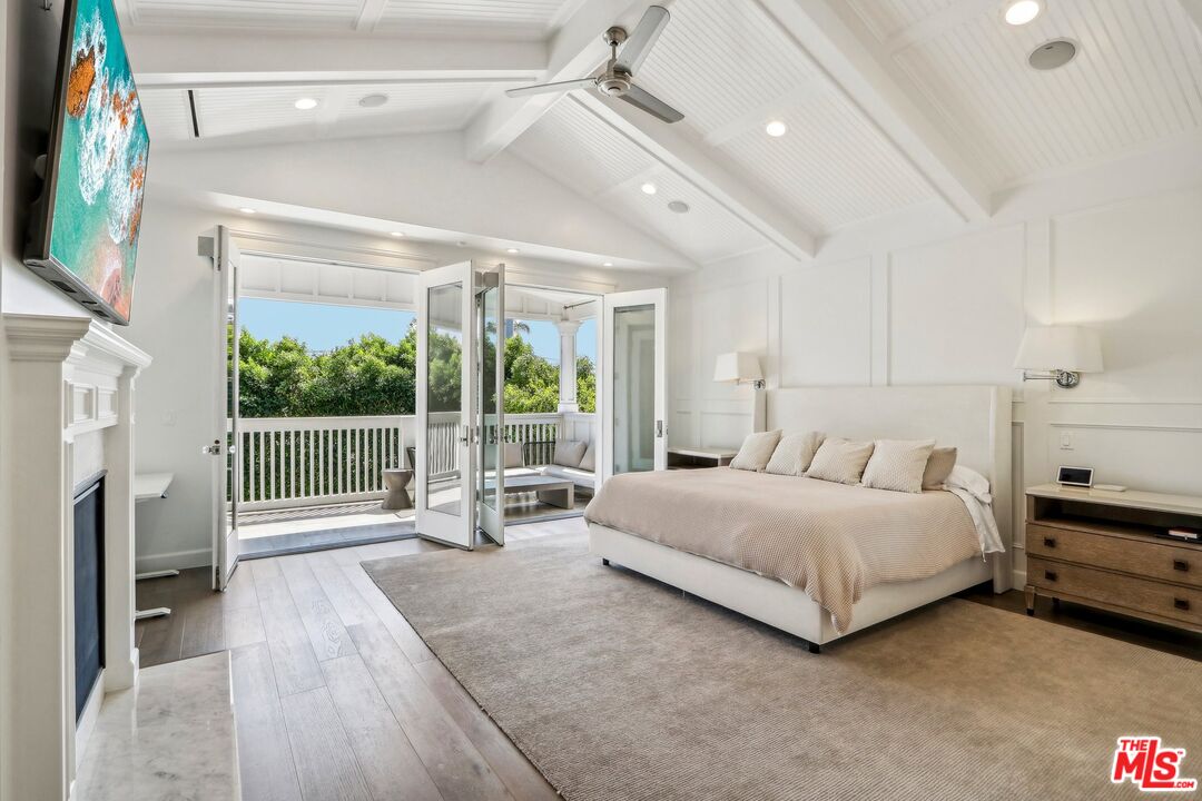 14000 Morrison Street Sherman Oaks, CA 91423 - Photo 19 of 34 a spacious bedroom with a bed and a flat tv screen