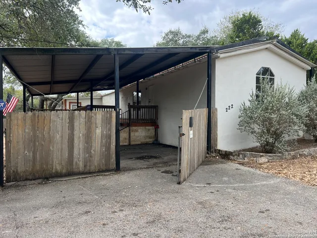 a view of a house with backyard