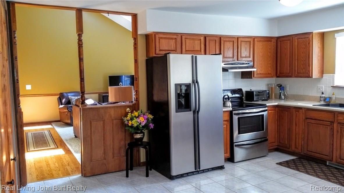 4113 Morgan Road Lake Orion, MI 48359 - Photo 9 of 41 LARGE KITCHEN