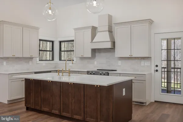 a view of walk in closet