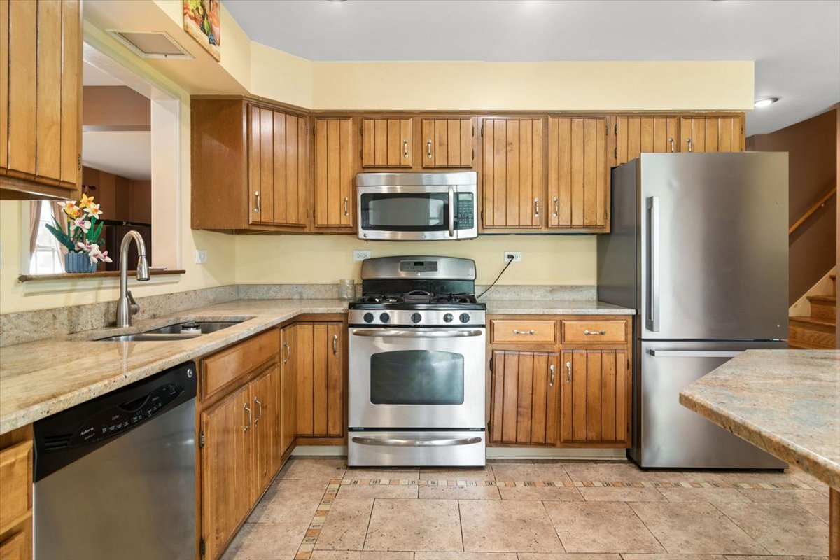 211 West Pickwick Road Arlington Heights, IL 60005 - Photo 4 of 23 Gallery Image 4
