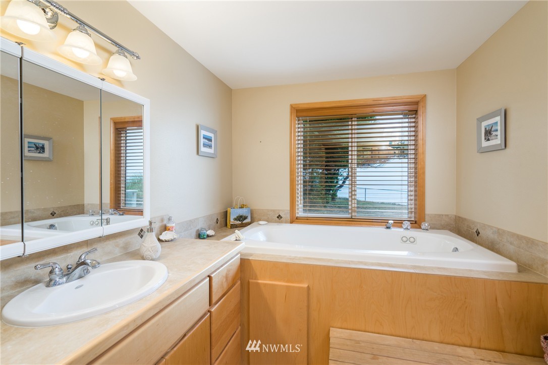 2361 West Beach Road Oak Harbor, WA 98277 - Photo 16 of 22 Gallery Image 16