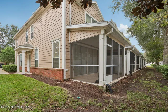 a view of a house with backyard