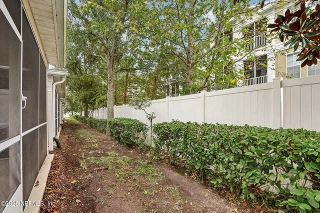 a view of a backyard