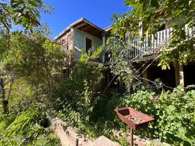 a front view of house with yard