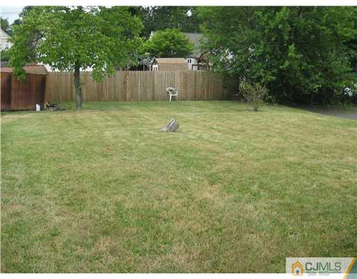 721 Lincoln Boulevard Middlesex, NJ 08846 - Photo 3 of 10 a backyard of a house with lots of green space