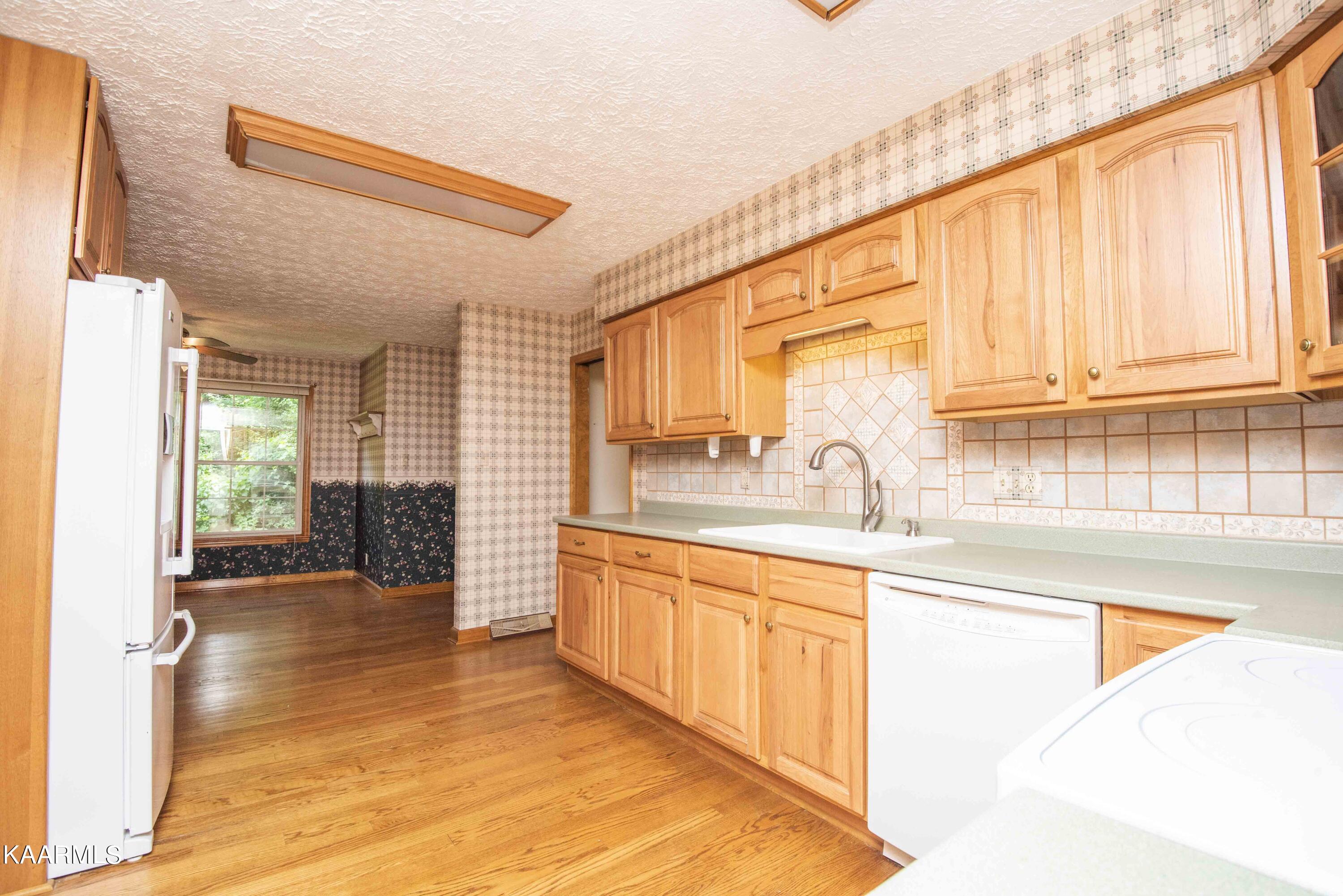 28 Montclair Road Oak Ridge, TN 37830 - Photo 13 of 57 Kitchen from Hallway