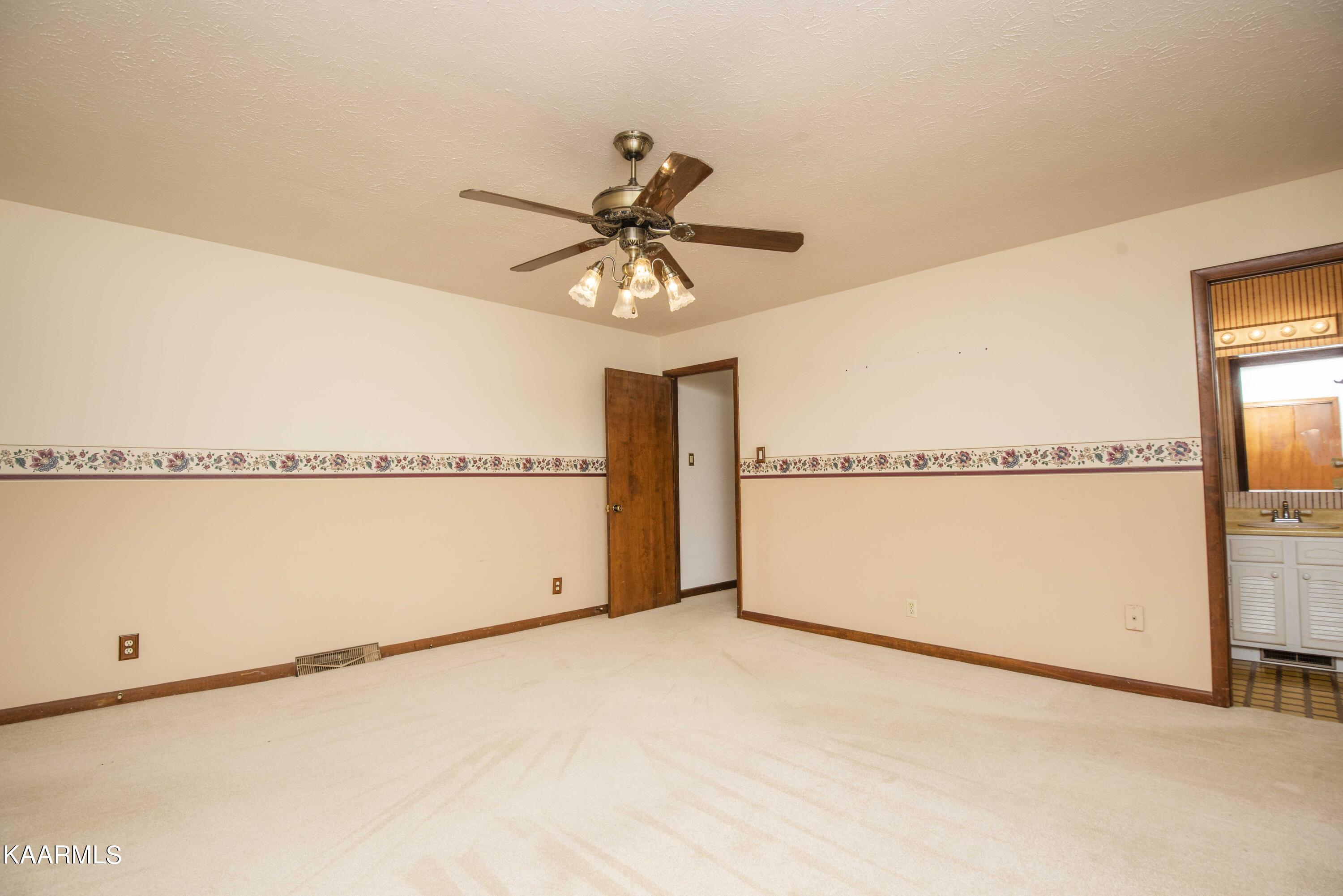 28 Montclair Road Oak Ridge, TN 37830 - Photo 17 of 57 Primary Bedroom to Bath