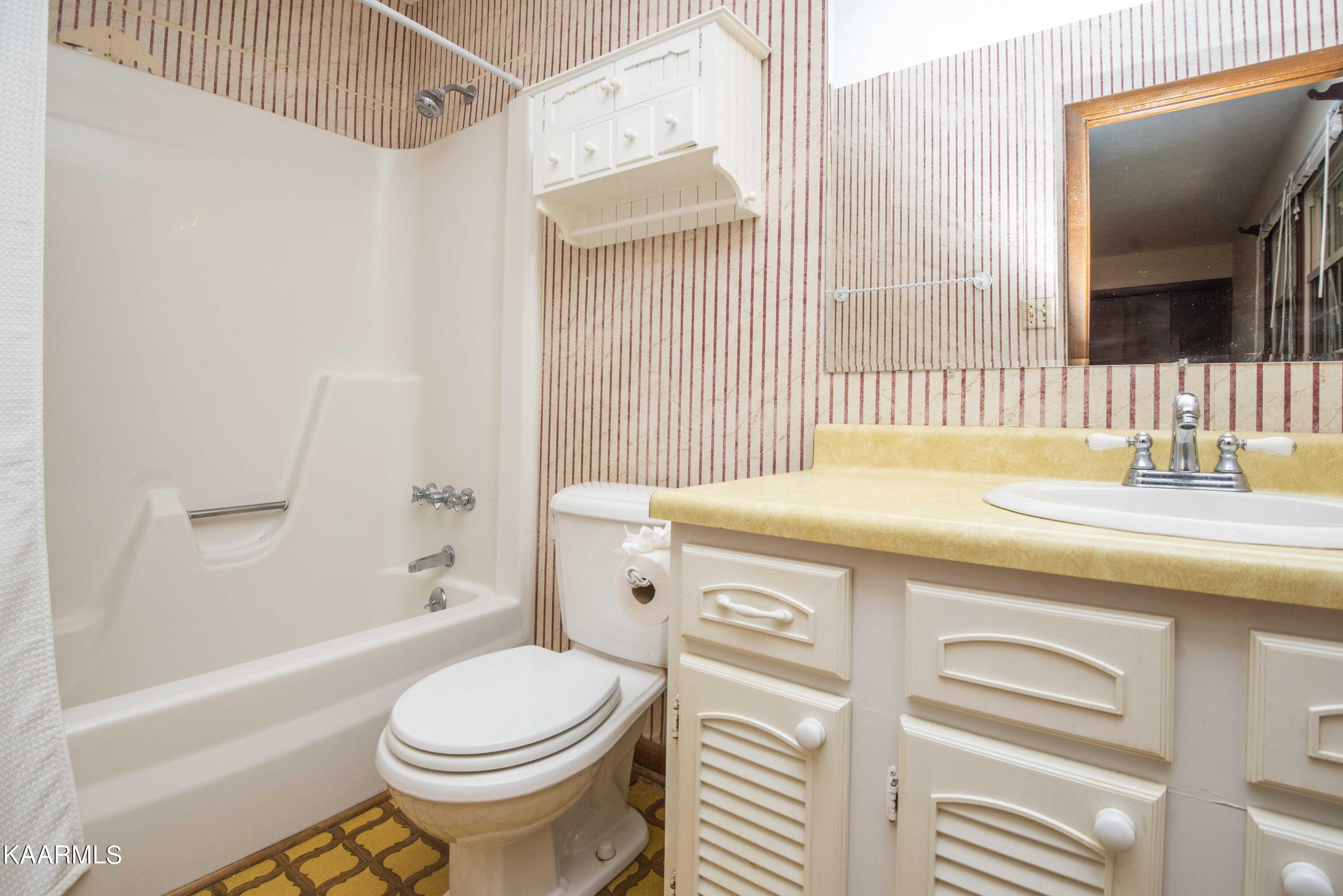 28 Montclair Road Oak Ridge, TN 37830 - Photo 18 of 57 Primary Bath