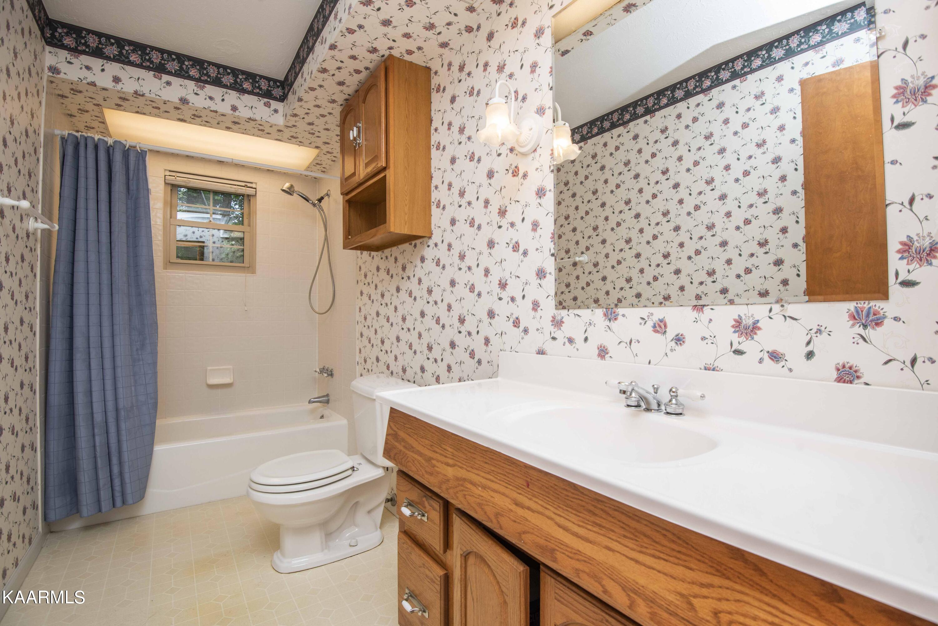 28 Montclair Road Oak Ridge, TN 37830 - Photo 27 of 57 Hall Bathroom