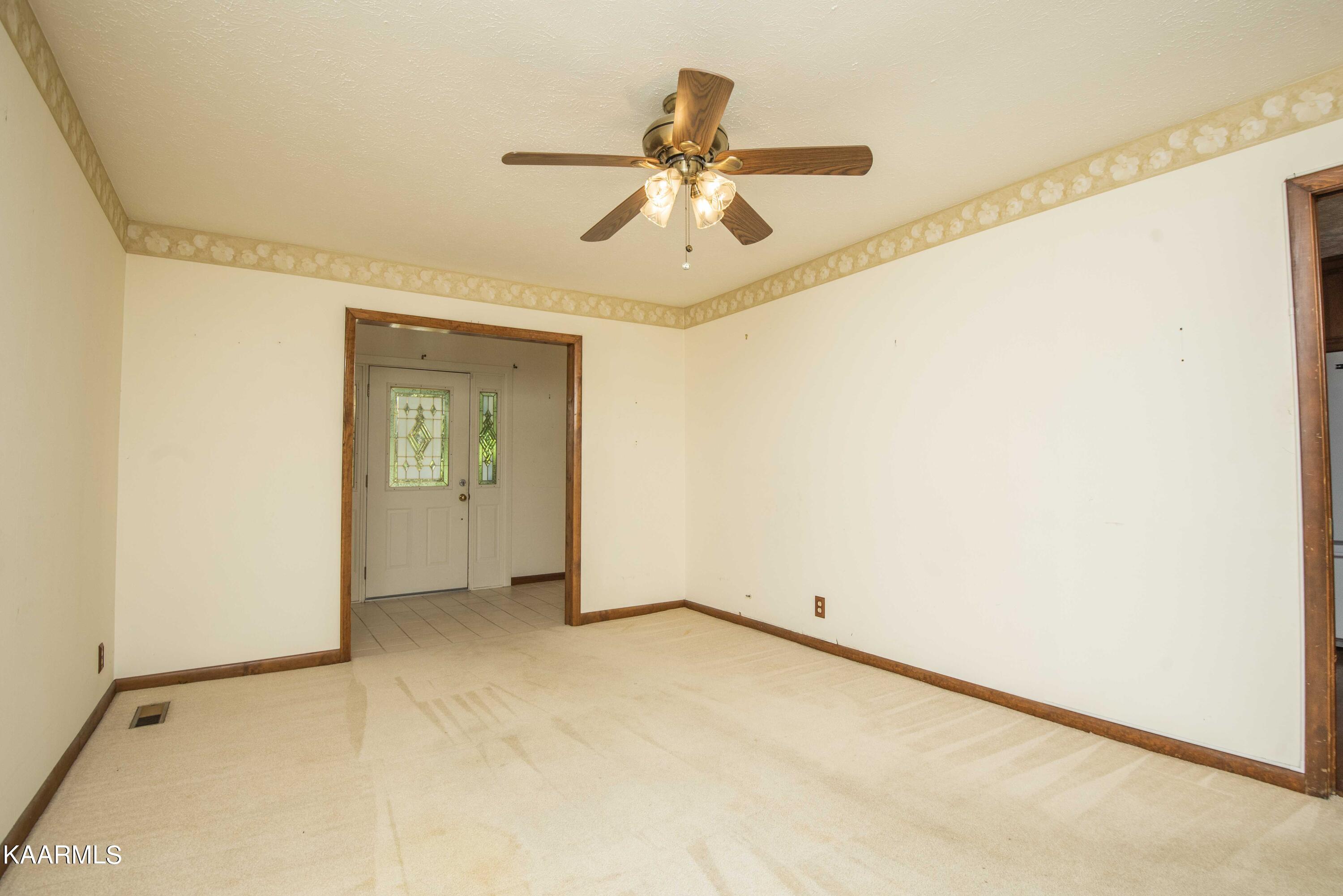 28 Montclair Road Oak Ridge, TN 37830 - Photo 3 of 57 Living Room/Foyer