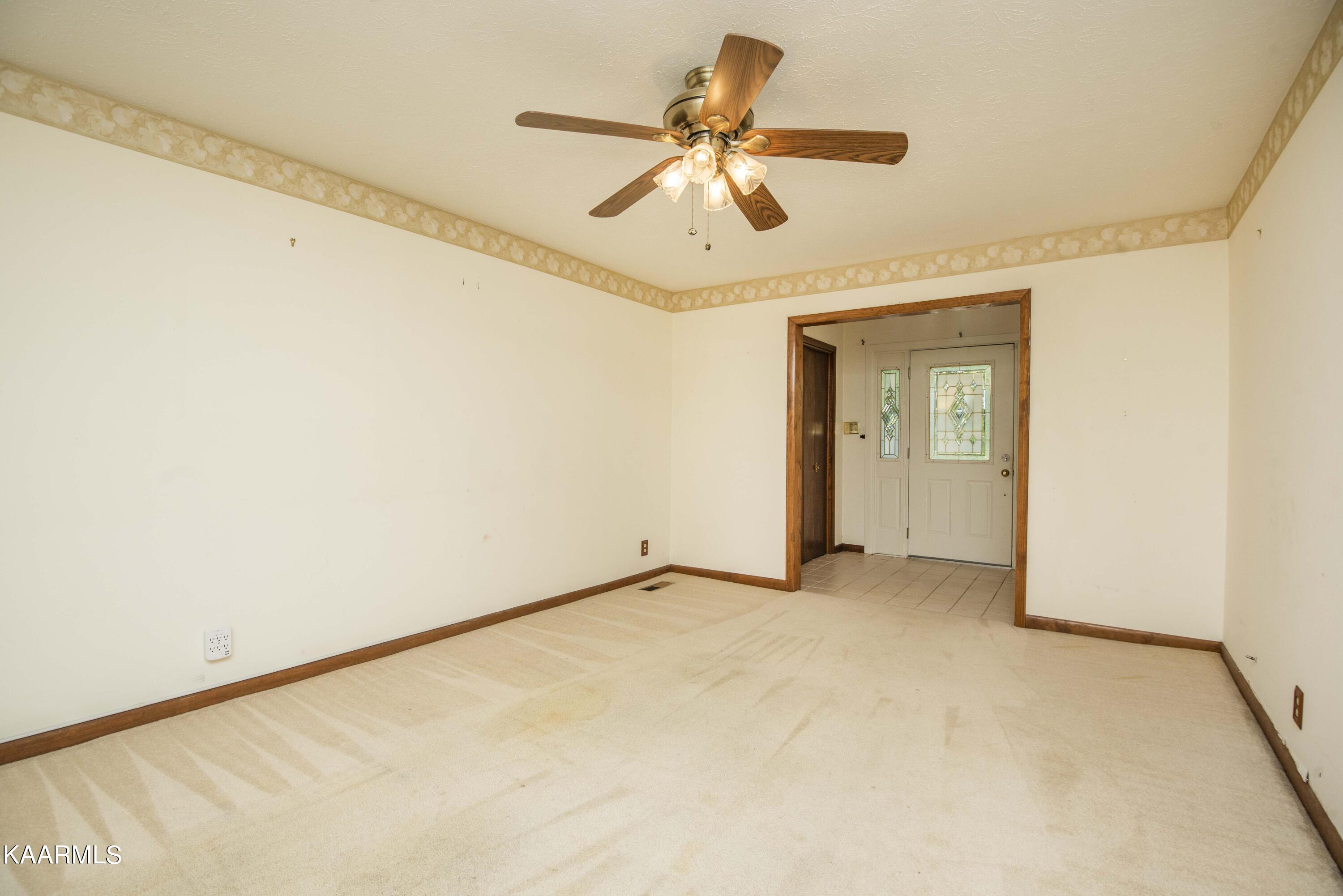 28 Montclair Road Oak Ridge, TN 37830 - Photo 4 of 57 Living Room/Foyer