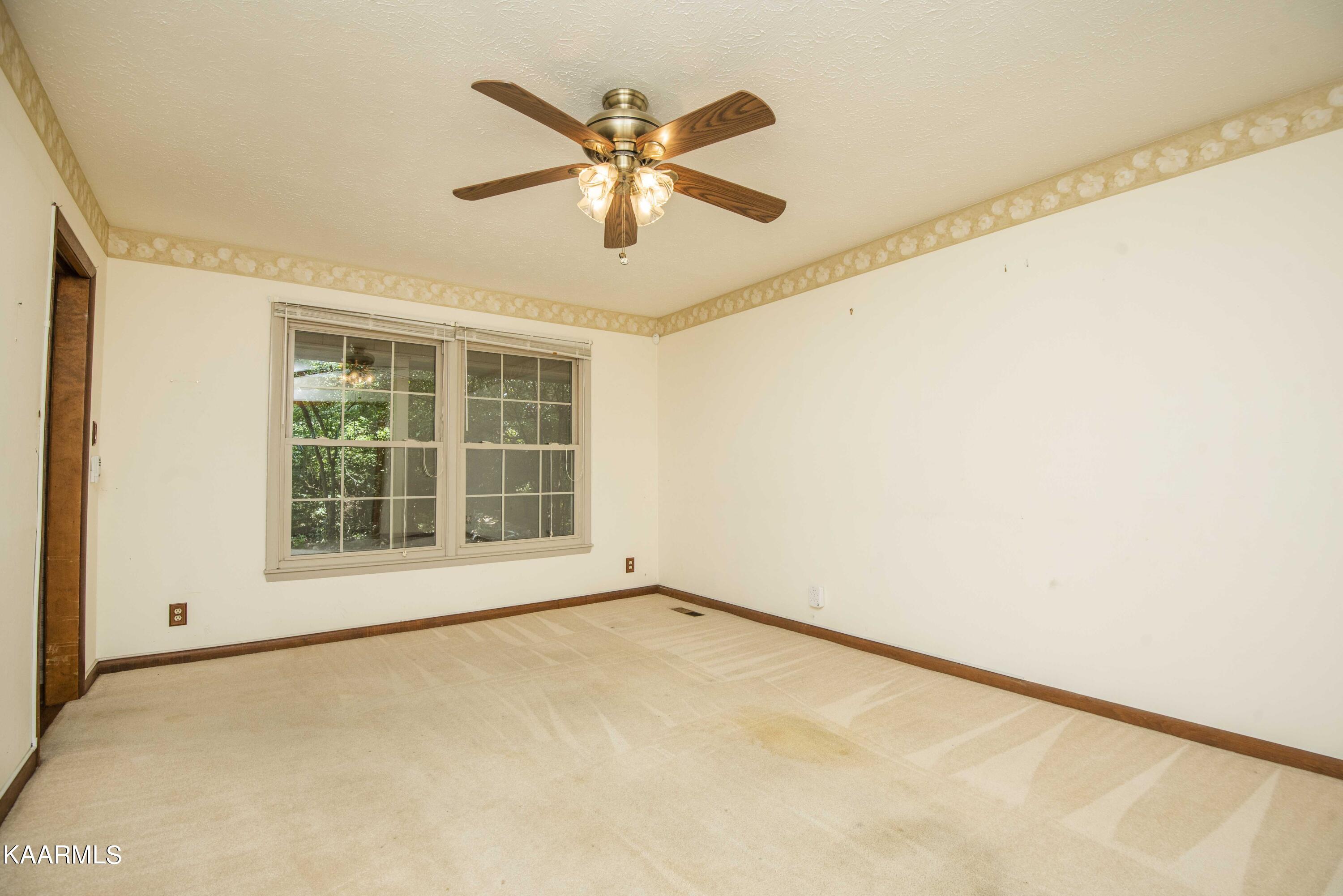 28 Montclair Road Oak Ridge, TN 37830 - Photo 5 of 57 Living Room to Breakfast Area