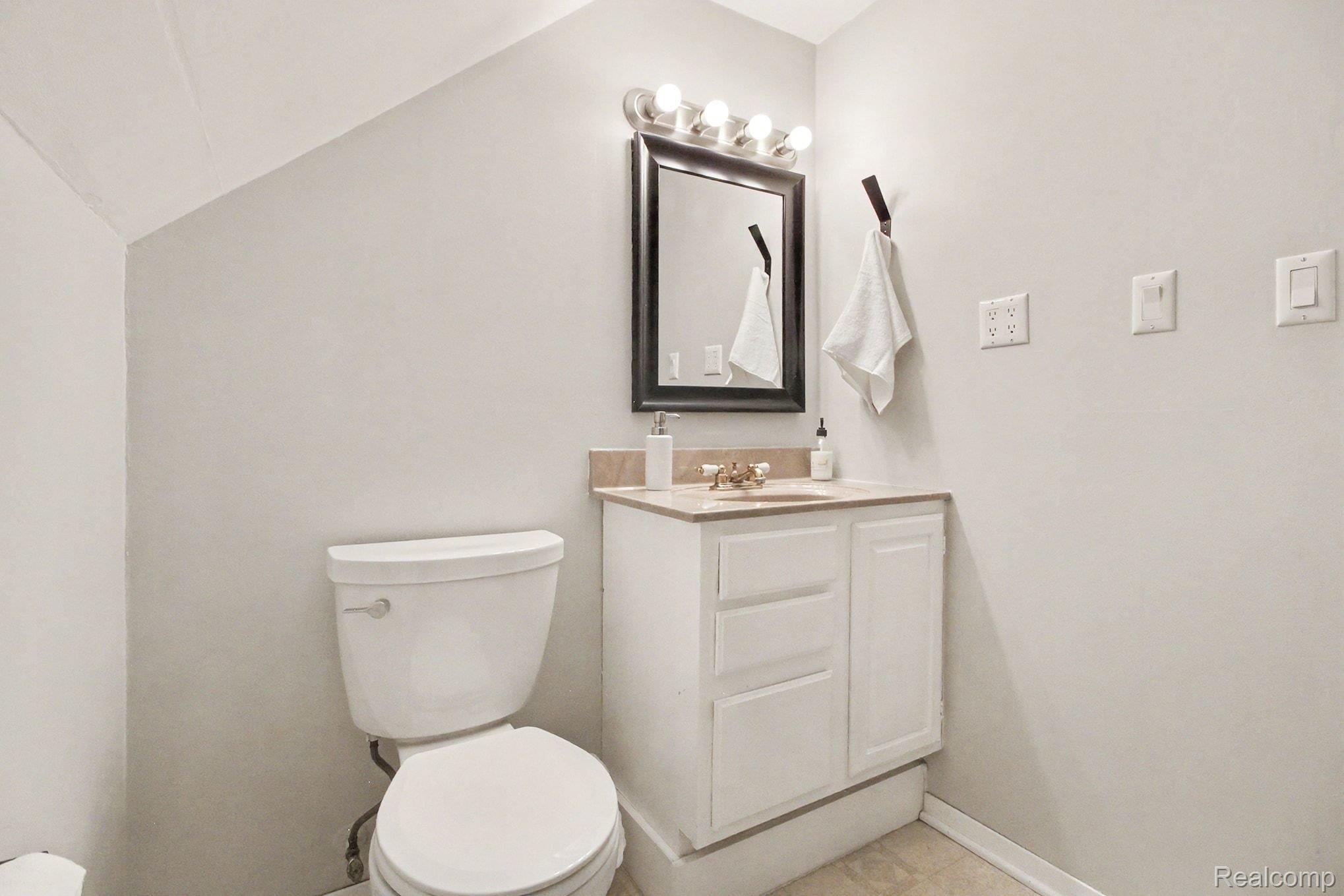 5070 West Harvard Road Clarkston, MI 48348 - Photo 24 of 43 Primary ensuite bath