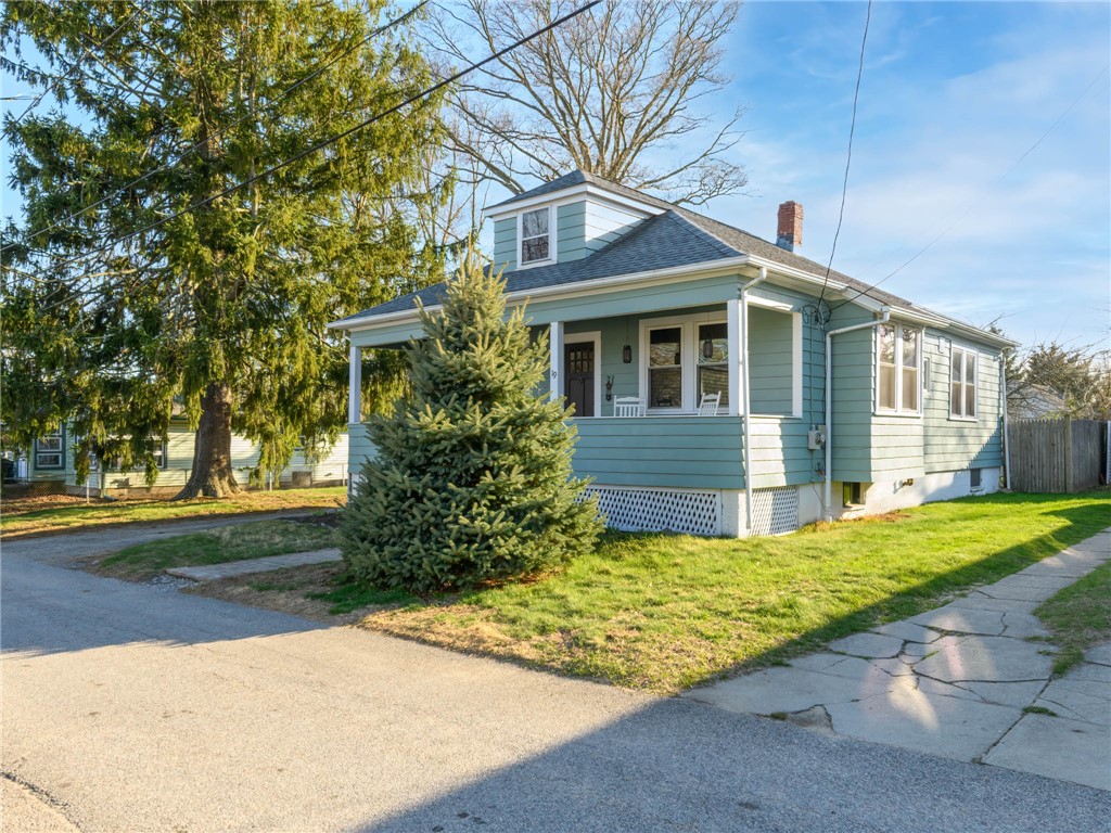 19 Bates Avenue Warwick, RI 02888 - Photo 2 of 29