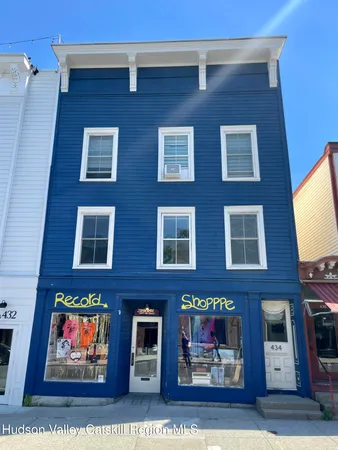 $1,800 | 434 Warren Street, Unit 2, Hudson, NY 12534