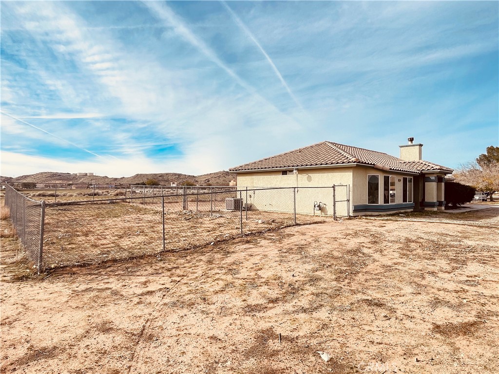 20891 Thunderbird Road Apple Valley, CA 92307 - Photo 5 of 45 a big room with an outdoor space