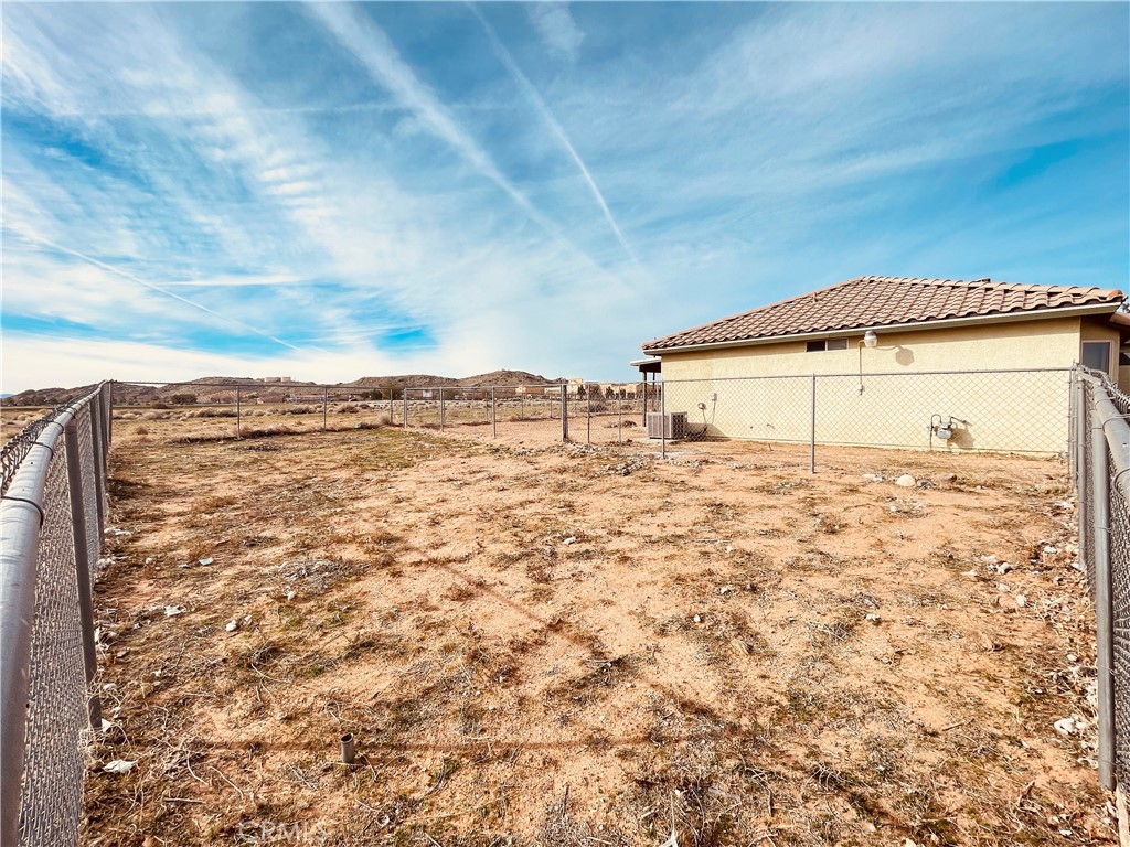 20891 Thunderbird Road Apple Valley, CA 92307 - Photo 6 of 45 a view of a large building