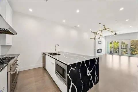 a view of a livingroom with a ceiling fan