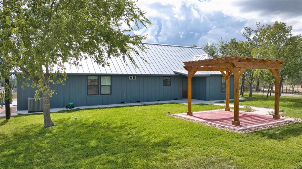 207 4th Street Harper, TX 78631 - Photo 5 of 36