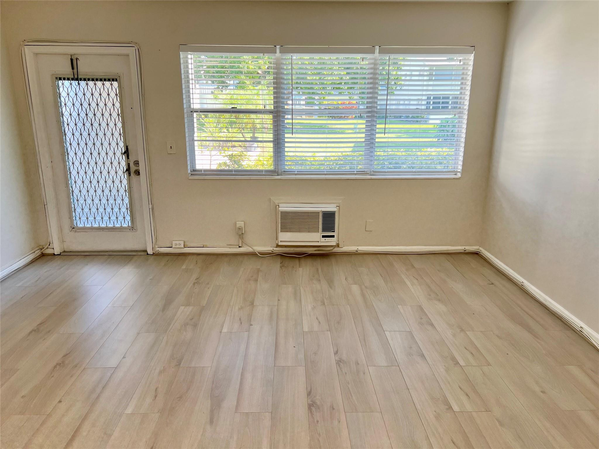 246 Markham L, Unit 246 Deerfield Beach, FL 33442 - Photo 2 of 27 LIVING ROOM