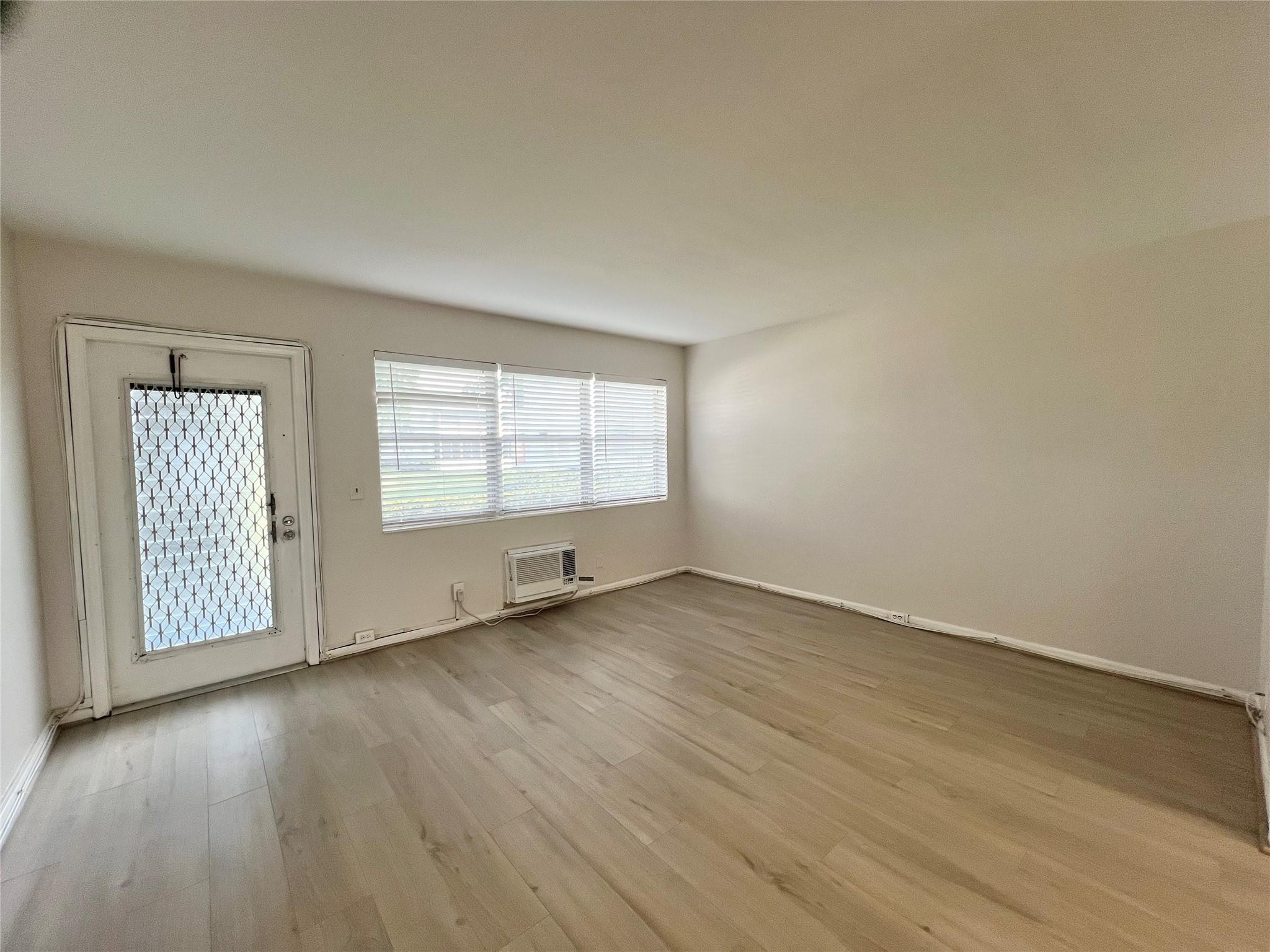 246 Markham L, Unit 246 Deerfield Beach, FL 33442 - Photo 3 of 27 LIVING ROOM