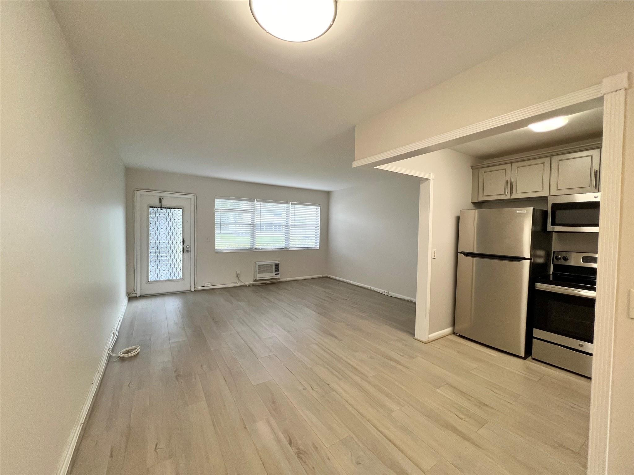 246 Markham L, Unit 246 Deerfield Beach, FL 33442 - Photo 5 of 27 DINING AREA AND LIVING ROOM