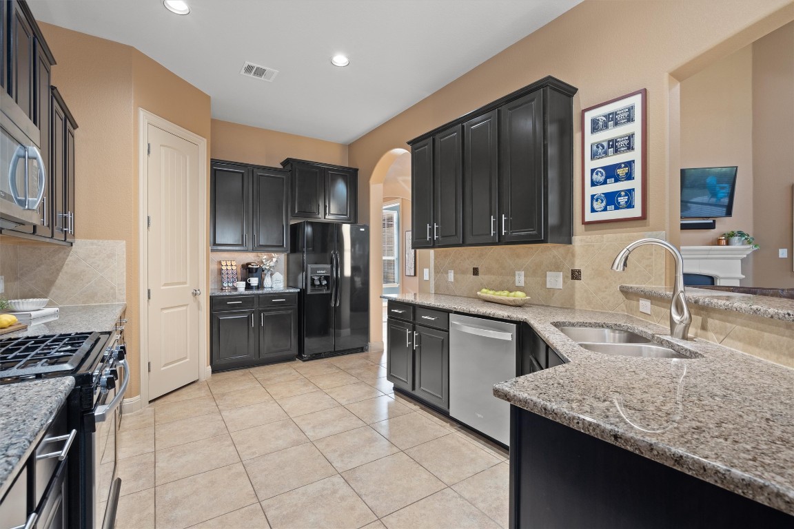 1425 Naranjo Drive Georgetown, TX 78628 - Photo 15 of 38 Spacious dream kitchen! Granite countertops, stainless steel appliances, ample pantry space, and gas stove.
