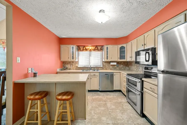 $379,900 | 19358 Par Drive, Lawrenceburg, IN 47025