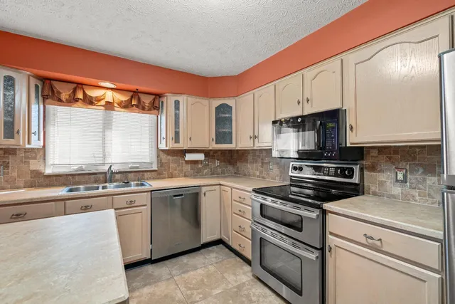 $379,900 | 19358 Par Drive, Lawrenceburg, IN 47025