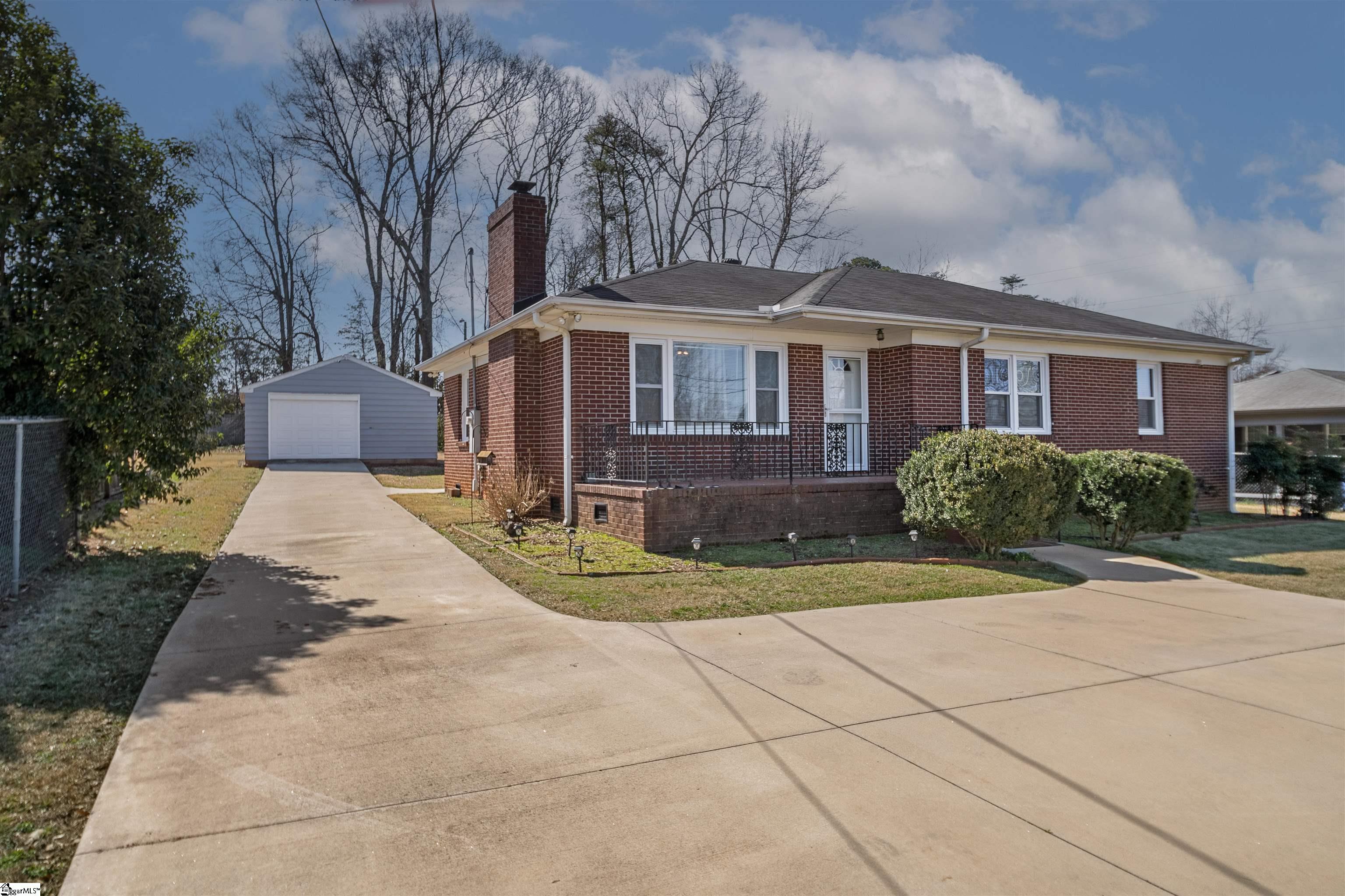 15 Cole Road Greenville, SC 29611 - Photo 1 of 32