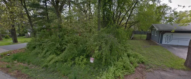 a view of a backyard with pathway