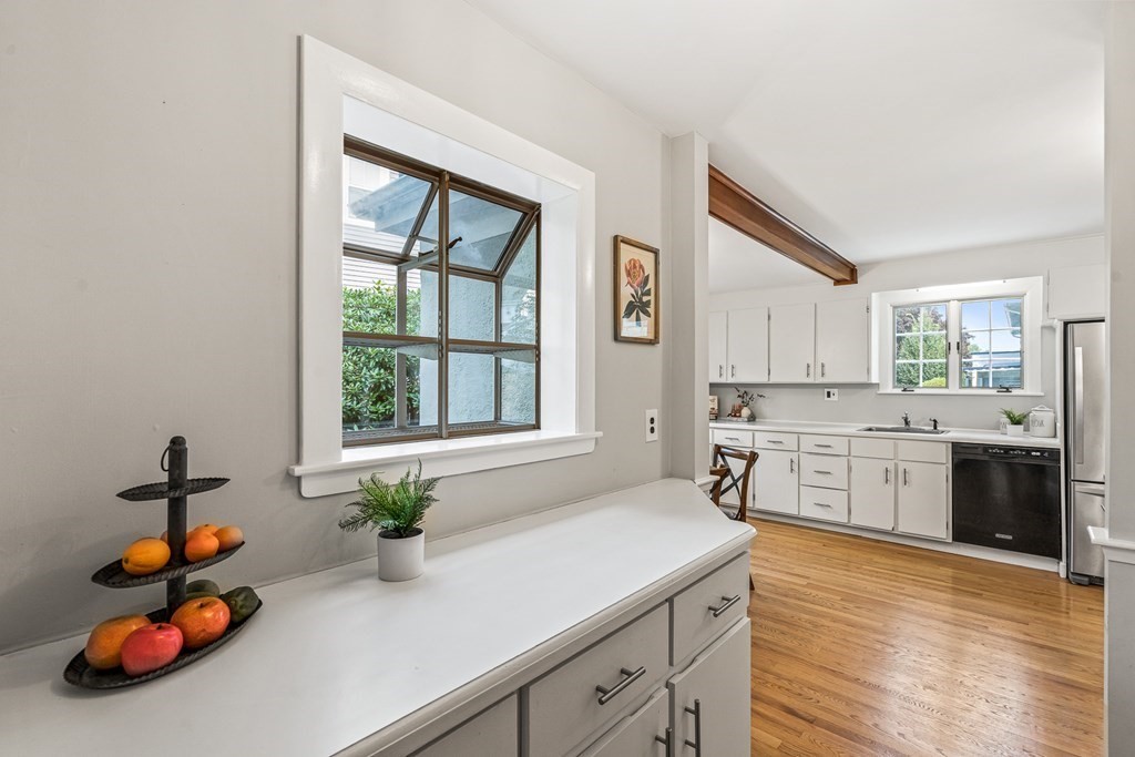 72 Stratford Road Melrose, MA 02176 - Photo 8 of 41