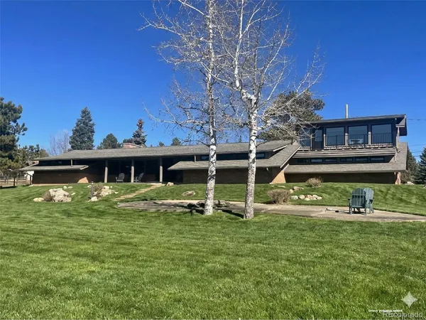 a view of a house with backyard