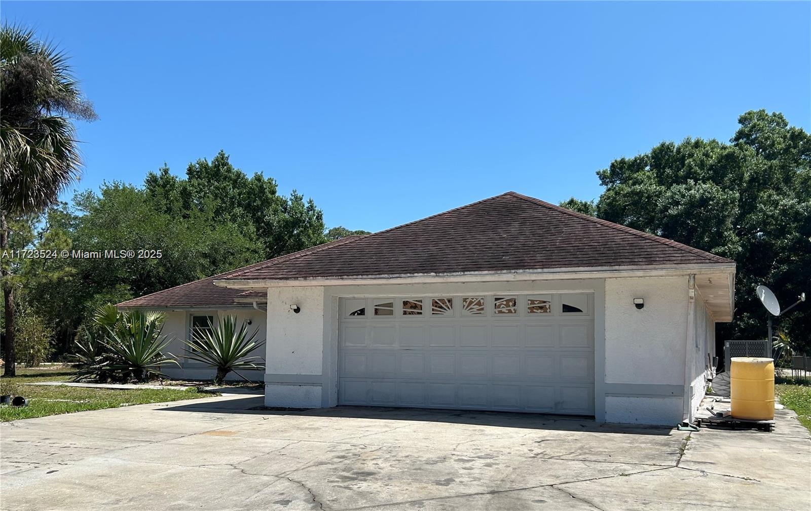 9227 Highway 80 Moore Haven, FL 33471 - Photo 5 of 20 a front view of a house with a yard
