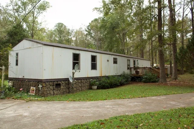 a view of a back yard of the house